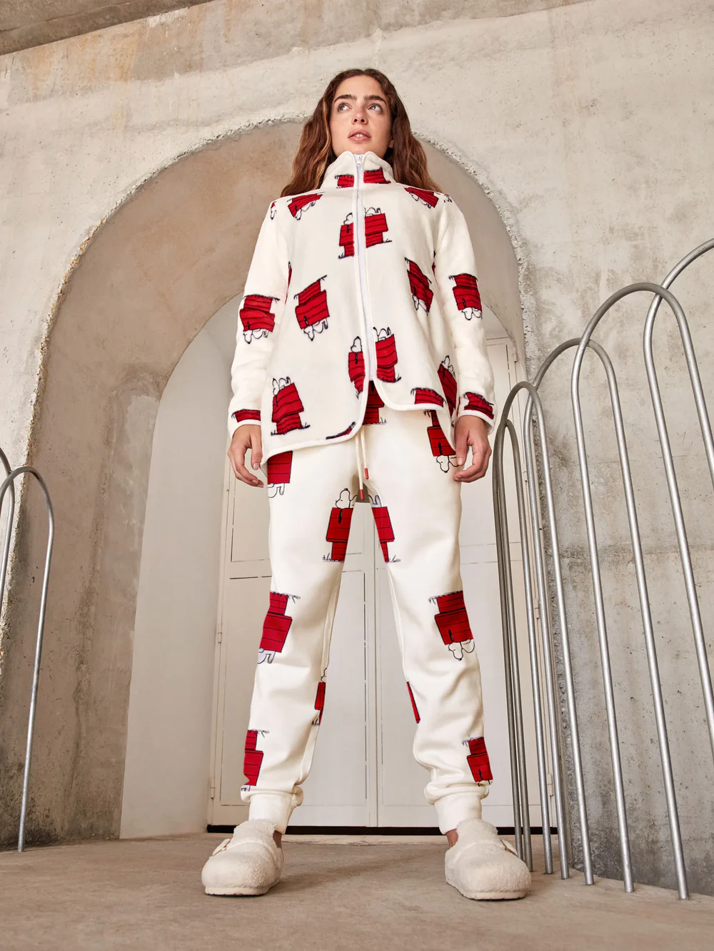 bata-en-tejido-peluche-extrasuave-con-cuello-alto-y-cremallera1755684908751968143_c6ffcc25-d62f-4a4a-8f38-f35da60c2aaf