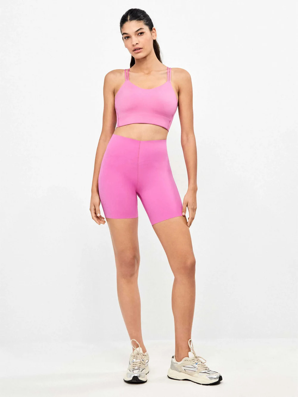 legging-biker-realizado-en-tejido-moldeador-que-define-y-estiliza1765281250278129869_9e7e92ba-83e7-4def-afea-6f6427bef95b