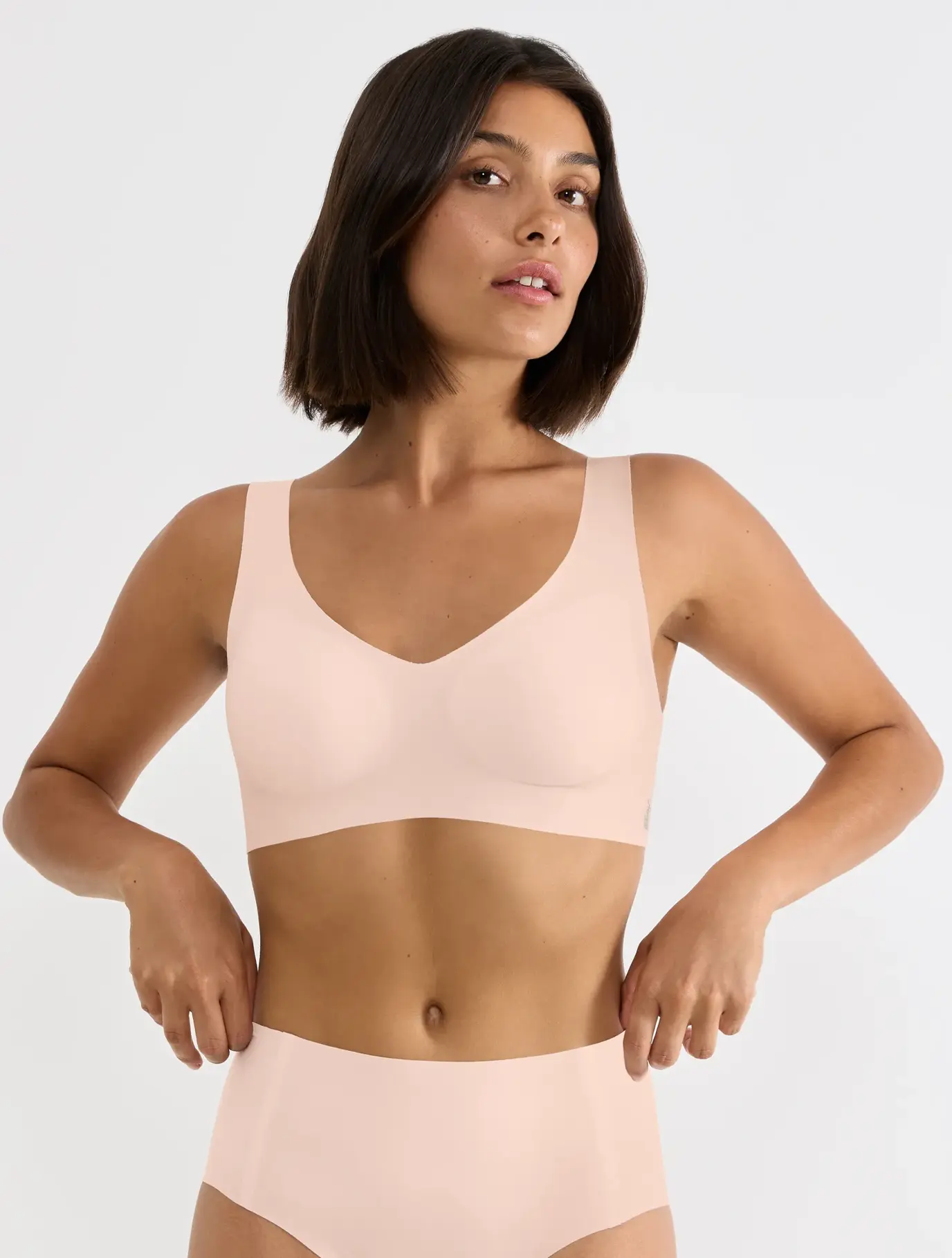 30_10217728_00DM_3 (1) Bralette Sloggi ZERO Feel 10217728 sin costuras color nude, vista frontal