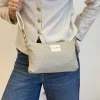 Bolso Clutch Arena De La Mur jacquard beige geométrico con asa larga ajustable y asa de muñeca – 29x17x5 cm