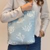Tote Bag Fons jacquard azul claro con estampado coral crudo, asas al hombro y cremallera – 35x36x9 cm
