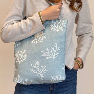 Tote Bag Fons jacquard azul claro con estampado coral crudo, asas al hombro y cremallera – 35x36x9 cm