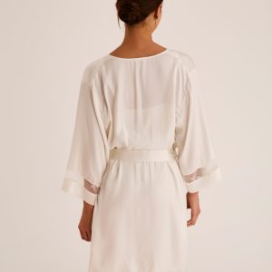 Bata lencera Selmark 31371 Manuela corta con manga francesa y detalles de encaje