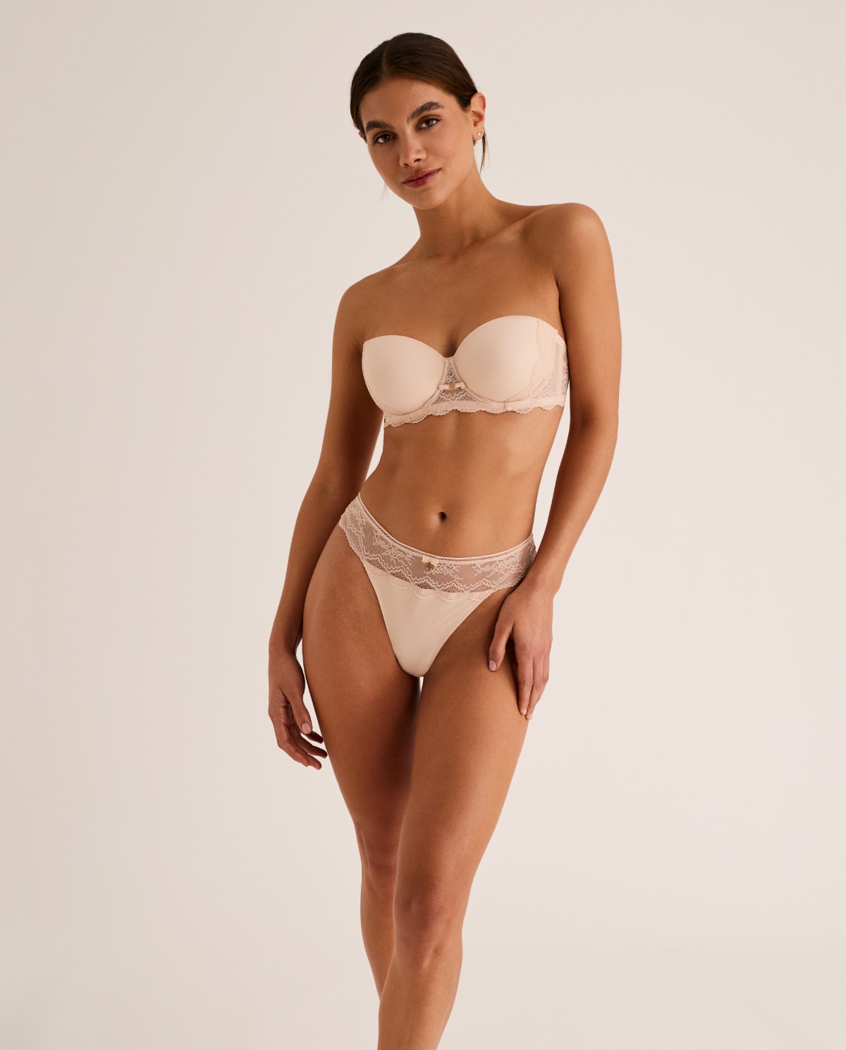 sujetador-sin-tirantes-31316-215-maquillaje (3)